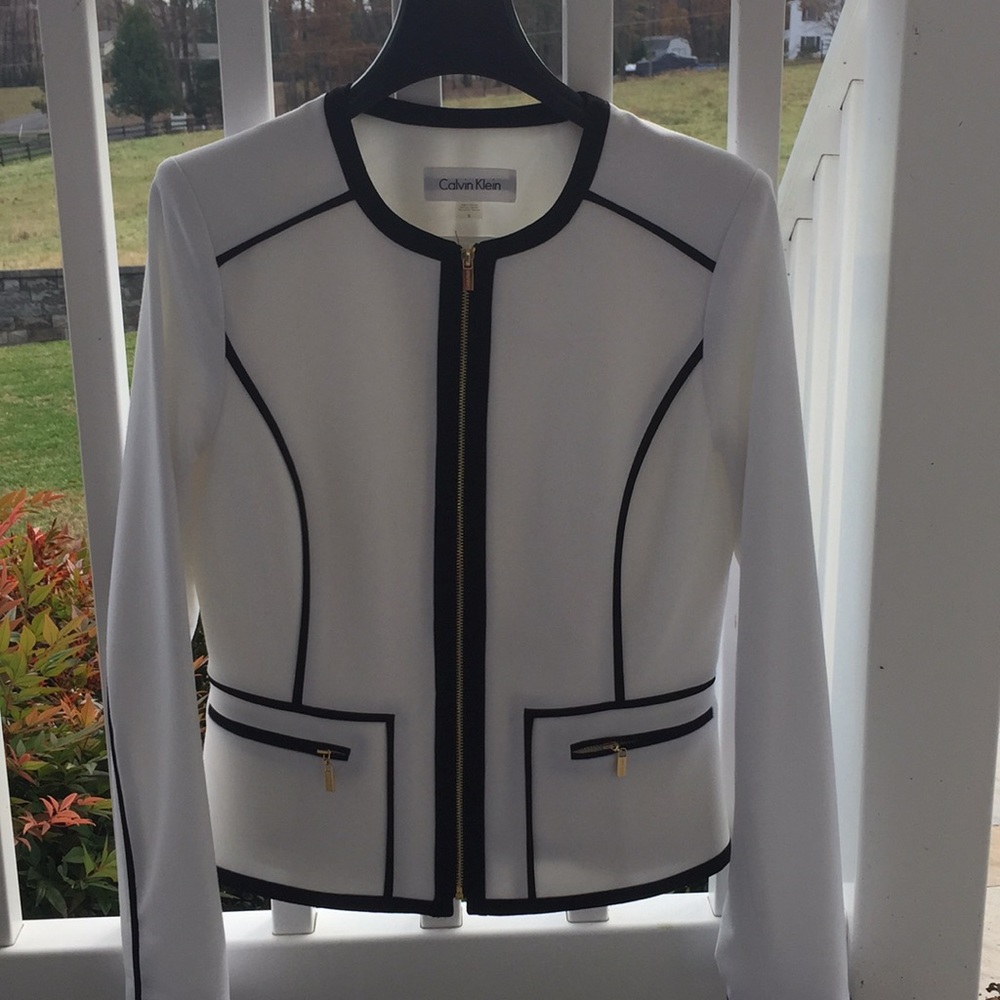 Gorgeous white Calvin Klein blazer size 2!